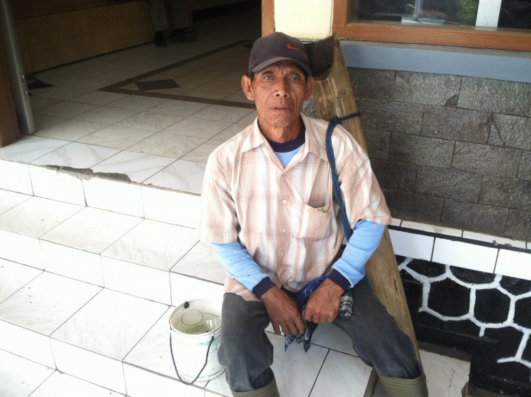  Adnan (63) tengah melayani warga yang membeli lahang di Cicalengka, Kabupaten Bandung.