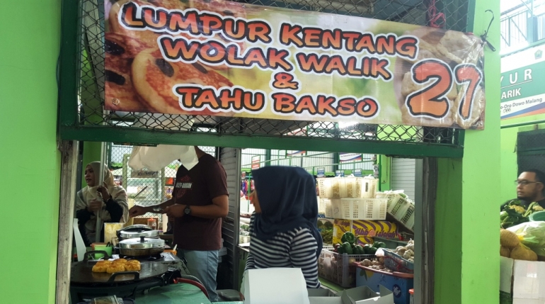 Gerai Lumpur Kentang Wolak-Walik milik Mba Vera di Pasar Oro-oro Dowo (dok. pribadi).