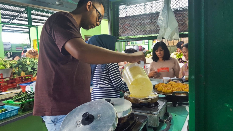 Menuang adonan lumpur kentang ke cetakan loyang (dok. pribadi).