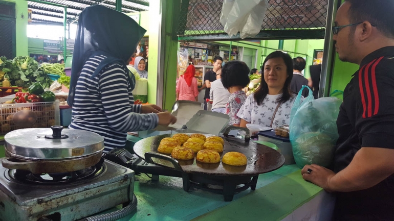 Pembeli yang menunggu kue lumpur kentang pesanannya dibuat (dok. pribadi).