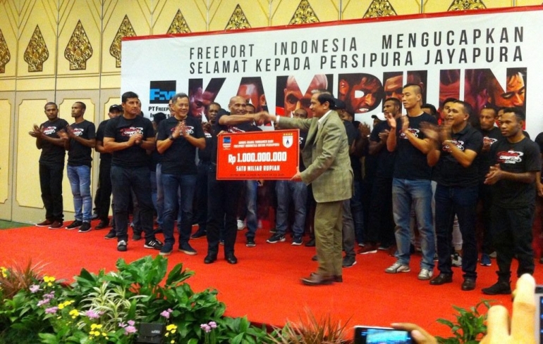 Penyerahan Bonus dari PT. Freeport Indonesia kepada Persipura Jayapura (Foto: Ardiansyah)