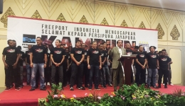 Presdir Freeport Indonesia, Chappy Hakim dengan latar belakang manajemen, pelatih dan para pemain Persipura/@IDFreeport