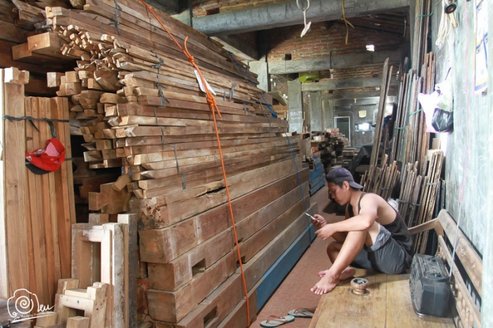 Berburu Kayu Bekas Bongkaran Rumah Kuno oleh Nanang Berburu Kayu Bekas Bongkaran Rumah Kuno oleh Nanang