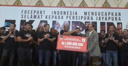 Ketua Umum Persipura menerima bonus dari Presdir PT Freeport Indonesia/Kompas.com