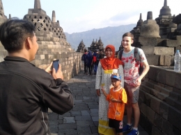 Andrew bersama wisatawan lokal dari Indonesia ketika ia berkunjung ke Candi Borobudur. Dokumentasi pribadi