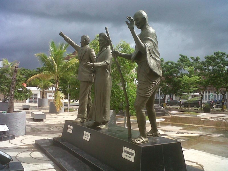 Patung Syekh Yusuf diapit patung Mahatma Gandhi dan Nelson Mandela di Pantai Losari Makassar/Foto: Mahaji Noesa