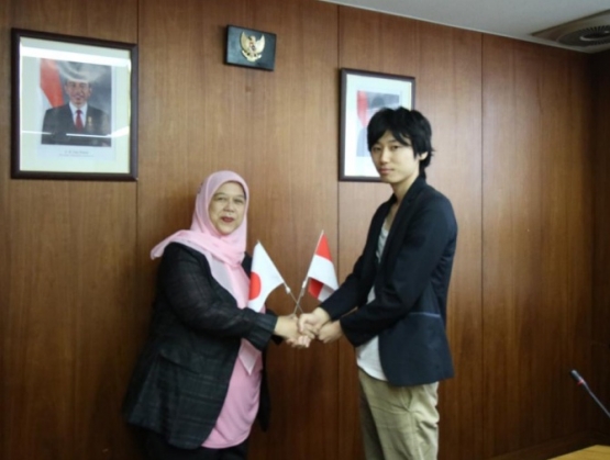 Taiki berfoto bersama Ibu Alinda F.M. Zain, Atase Pendidikan dan Kebudayaan RI di Tokyo setelah diumumkan sebagai pemenang Lomba Pidato Bahasa Indonesia untuk Penutur Asing.