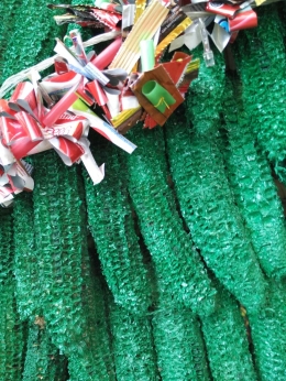Penampakan janggel yang sudah dicat warna hijau dan dirangkai (dokpri)