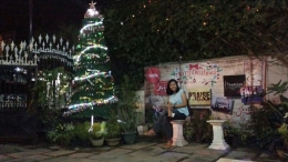Saya berpose di photo booth dan pohon Natal janggel pada malam tahun baru 2017, sebelum ibadah tutup tahun dimulai dokpri)