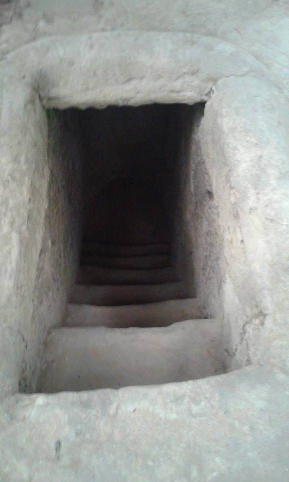 tangga masuk terowongan