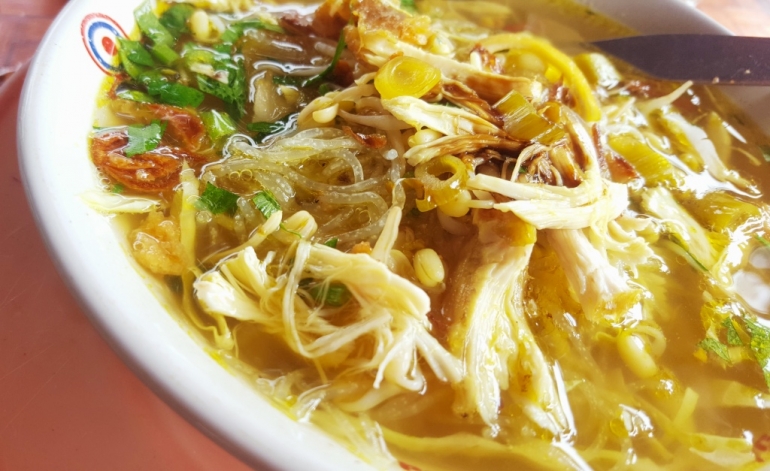 Soto ayam yang sangat populer di Indonesia layaknya makanan nasional (dok. pribadi).