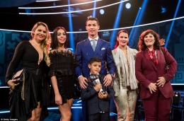 Ronaldo ditemani Georgina Rodriguez (kedua dari kiri), saudari, ibu serta putranya di acara penghargaan Pemain Terbaik FIFA 2016/dailymail.co.uk