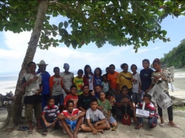 Kiotng bisa dan anak-anak di Serui Pulau Yapen Papua ( dok. Kitong Bisa)