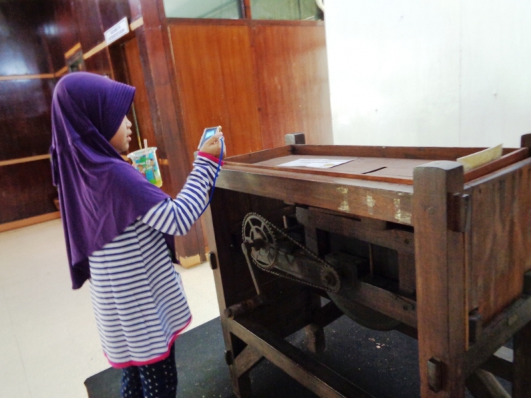 Berbagai alat untuk memproduksi kretek di jaman dulu menarik perhatian bocah