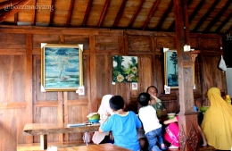 Lukisan tergantung di Gebyok. (Foto GANENDRA)