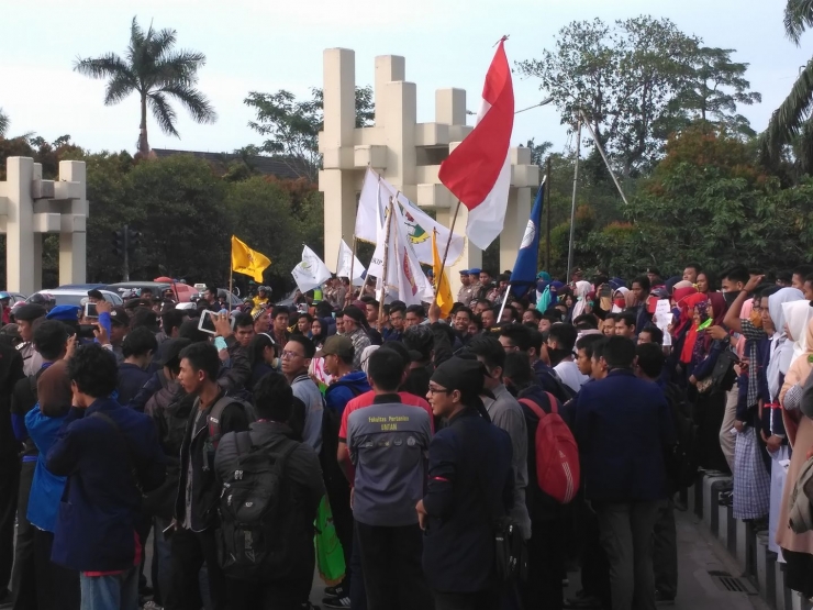 Kamis (12/1/17) sore. Ratusan mahasiswa dalam Aksi aliansi mahasiswa BEM Seluruh Indonesia Wilayah Kalimantan Barat | Dokumen pribadi