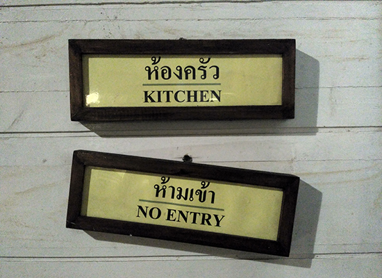 Semua tulisan dalam dua bahasa: Inggris dan Thailand (Foto: angtekkhun)
