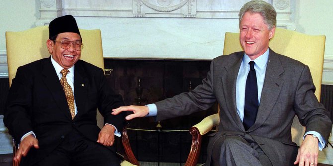 Ger-geran. Gus Dur ketika bertemu Bill Clinton (dok. Merdeka.com)