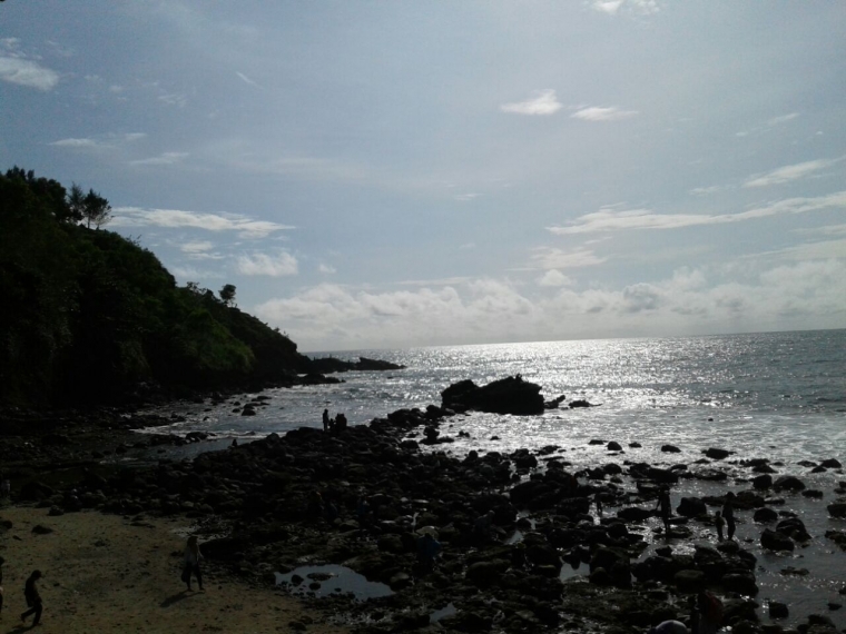 Banyak batu karang, enak buat duduk menikmati keindahan pantai. (Sumber Foto: Trie yas)