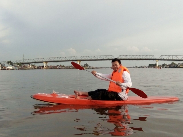 Berdayung di tengah sungai dengan perahu (kano) di sungai terpanjang Indonesia (sungai kapuas) di Kota Pontianak| Dok pri