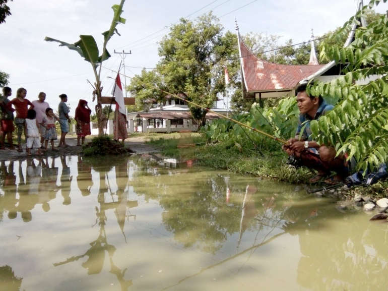 Jalan di Kampung Tarusan, Air Pacah, Kota Padang yang lokasinya tidak jauh dari Balaikota Padang kondisinya sangat memprihatinkan. Ditanami pisang dan ada permohonan: