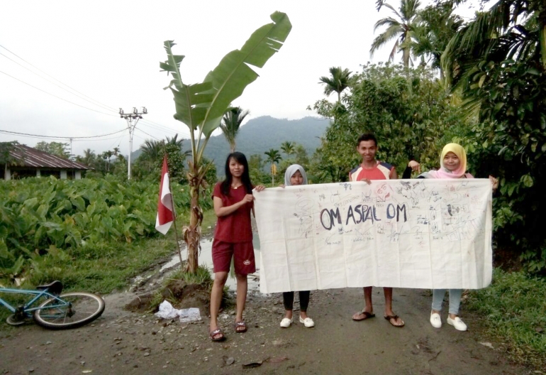 Jalan di Kampung Tarusan, Air Pacah, Kota Padang yang lokasinya tidak jauh dari Balaikota Padang kondisinya sangat memprihatinkan. Ditanami pisang dan ada permohonan: 