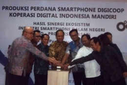 Menristekdikti saat meninjau produksi perdana Smartphone Digicoop, di PT VS Technology Indonesia, Cikarang (foto Setiyo)