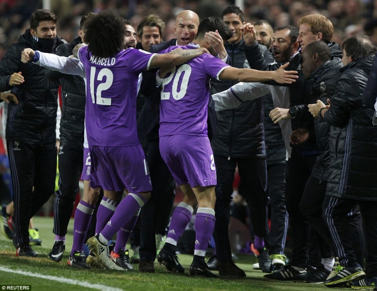 Kubu Madrid merayakan gol spektakuler Marco Asensio ke gawang Sevilla/Dailymail.co.uk