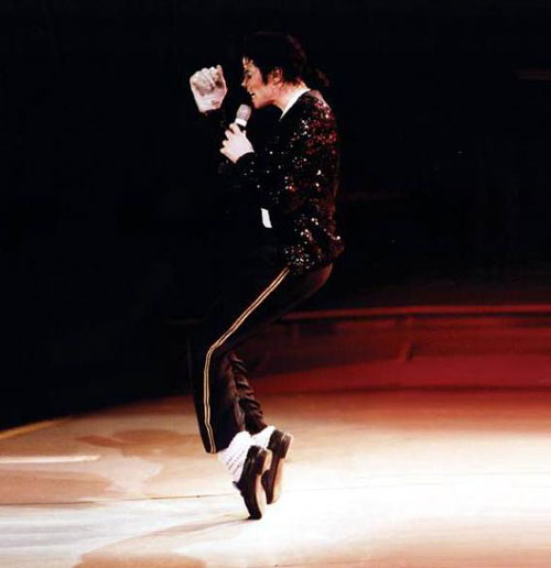 Gaya Michael Jackson ketika menari di panggung. (Sumber:http://img1.91huo.com/news.us/img/news/2009/11/mjimage001.jpg)