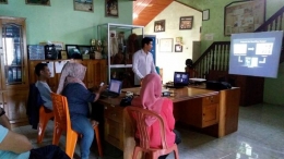 Saat Margie Surahman, Mahasiswa FMIPA Universitas Tanjungpura mempresentasi hasil penelitian skripsinya tentang Katak di Stasiun Penelitian Cabang Panti (SPCP) Kalimantan Barat. Foto dok. Mayi, Yayasan Palung