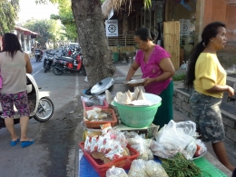Ibu Penjual Makanan di Pinggir Jalan, Ubud/Dok. Pribadi