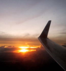 Ket foto : pemandangan indah, matahari terbenam di penerbangan Jakarta Yogya
