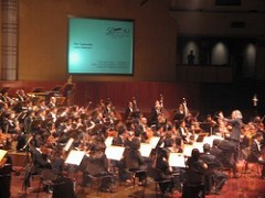 Menonton orkestra selalu menyenangkan (dok pribadi, pernah ditayangkan di dewipuspasari.net)