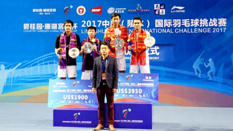 Mohammad Ahsan/Rian Agung Saputro di podium tertinggi China International Challenge 2017/@Antoagustinus