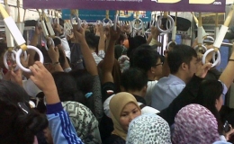 Ilustrasi penumpang berdesakan di KRL/Tribunnews/Hasanuddin Aco