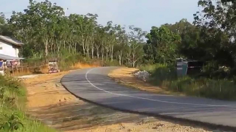 (foto jalan raya jarak tempuh 20-30 menit)