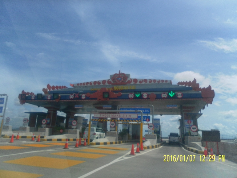 Gerbang toll pulau Bali yang unik (Foto: tjiptadinata effendi)