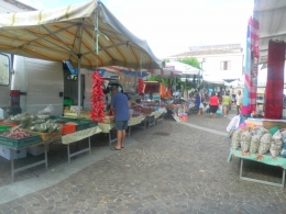ket.foto; Pasar Rakyat di Italia,tampak bersih dan apik,tak ada sampah terserak dan tidak ada genangan air./foto tjiptadinata effendi