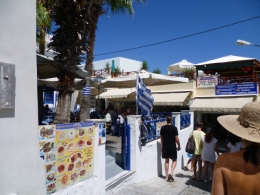 Sudut Kota Fira banyak ditemukan cafe dan tempat makan yang menjual berbagai makanan lokal maupun internasional