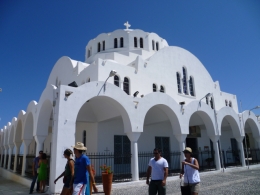 Salah satu Gereja Ortodoks di Kota Fira, dibangun pada tahun 1827. Di dalam gereja dihiasi dengan lukisan dinding indah karya seniman lokal Christoforos Asimis