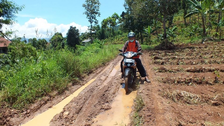 Kondisi jalan yang berlumpur menyulitkan perjalanan