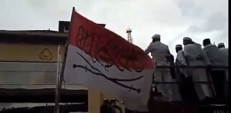 Bendera merah putih yang bertuliskan huruf arab saat aksi FPI di Mabes Polri (16/1) | dokumen pribadi