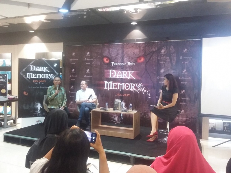 Suasana peluncuran novel Dark Memory versi Bahasa Indonesia. Penulisnya datang langsung dari Belanda loh! (dok. pribadi)