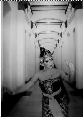 Sosok Dewi Drupadi diperankan oleh Martha Ardiaria. Fotografer: Agus Budi Santoso.