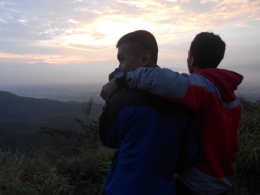 Mengabadikan pemandangan saat pendakian bersama kawan dalam memori. (Irhas M. Rosyid)