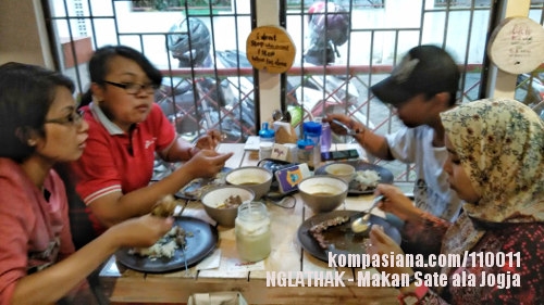 Ngobrol sambil makan.