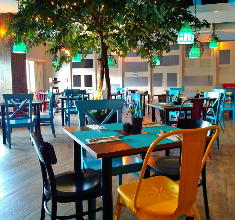 Ruang makan restoran yang penuh warna / dap