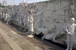 Di halaman sekeliling monumen, pada tiap sudutnya terdapat relief timbul yang menggambarkan sejarah Indonesia, (dok pri).