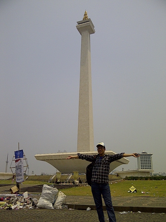 Terus mengejar passion tanpa harus cemas dengan hal tak terduga dengan perlindungan asuransi dari FWD Life. Sekarang saya tidak takut lagi dengan tempat-tempat yang tinggi, terutama si Monas Misterius itu! (foto dok pri).
