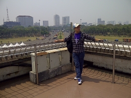 Melihat keindahan pemandangan Ibu Kota Jakarta dari atas Cawan Jamur Monumen Nasional, (dok pri).